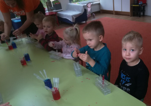 Dzieci na zajęciach eksperymentalnych ATOM