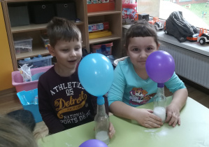 Dzieci z balonami na zajęciach ATOMu