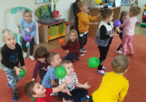 Dzieci bawią się z balonami