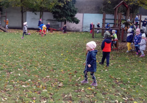 Dzieci bawią się w ogrodzie na świeżym powietrzu