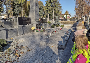 Dzieci oddają hołd ofiarom II wojny światowej