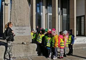 Dzieci poznają drogę Polski do niepodległości w krótkim zarysie historycznym