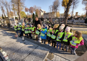 Dzieci przesyłają myśli w modlitwie
