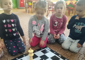 Dzieci na zajęciach z szachów