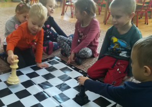 Dzieci poznają ruch figury Króla w szachach