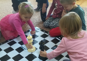 Dzieci poznają ruch figury szachowej