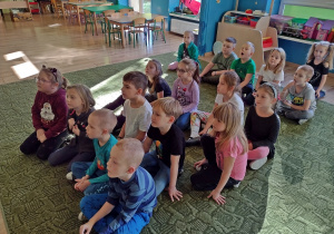 dzieci oglądają filmik do nauki języka angielskiego