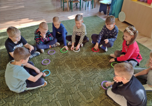 dzieci wkładają monety krążka