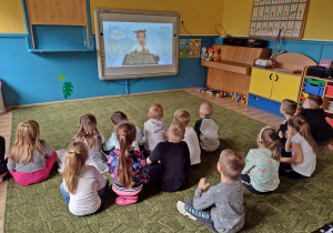 dzieci słuchają informacji o szachach