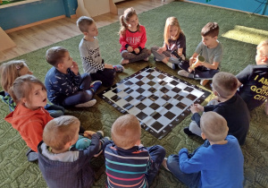 dzieci poznająwygląd figury hetmana