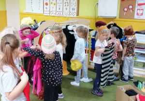 Dzieci według własnego uznania dobierają strój do postaci z bajki