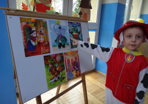 Chłopiec wskazuje na ilustracji słonia Trąbalskiego