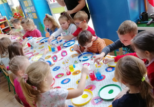 Dzieci tworzą plamy z oleju na mleku