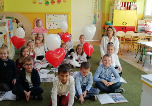 Dzieci rozmawiają na temat obchodów Święta Niepodległosci w oparciu o ilustracje
