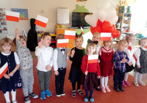 Dzieci śpiewają hymn "Mazurek Dąbrowskiego"