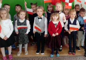 Dzieci śpiewają hymn narodowy "Mazurek Dąbrowskiego"