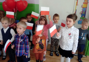 Dzieci śpiewają hymn narodowy "Mazurek Dąbrowskiego"