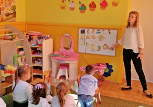 Dzieci nazywają obrazki zawieszone na tablicy