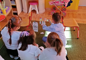 Dzieci wspólnie klasyfikują wyrazy zawierające sz lub s