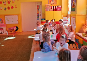 Dzieci wykonują gimnastykę buzi i języka