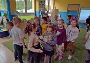 Dzieci biorą udział w zabawie ruchowej
