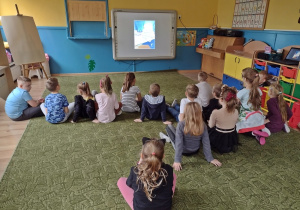 Dzieci słuchają opowiadania o niewidomej Basi