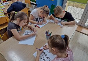 Dzieci kolorują kolorowankę