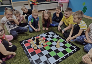Dzieci poznają w jaki sposób porusza się skoczek