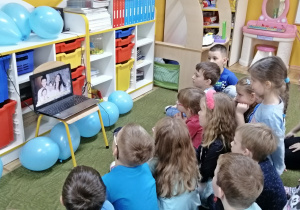 Dzieci poznają swoje prawa w oparciu o treść filmu edukacyjnego