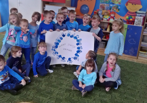 Grupa 5-latków prezentuje wykonany plakat