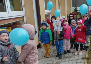Dzieci maszerują z balonikami i transparentami