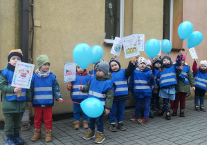 Dzieci pozują z balonikami i transparentami