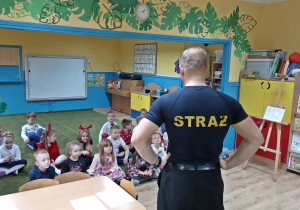 Strażak opowiada o sposobach reagowania na zagrożenia