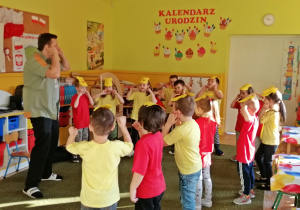 Dzieci- misie biorą udzał w zajęciach z języka angielskiego
