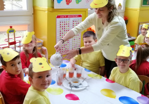 Dzieci bedą degustować herbatkę owocową