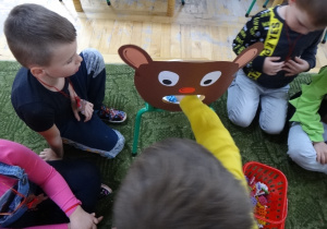 Chłopiec daje misiowi jeść