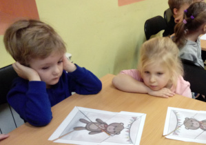 Dzieci układają ilustrację misia z kilku części