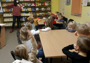 Dzieci siedzą przy stolikach w Bibliotece Pedagogicznej
