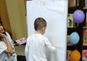 Chłopiec rysuje misia