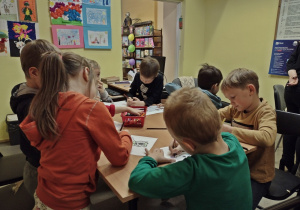 Dzieci kolorują kolorowankę