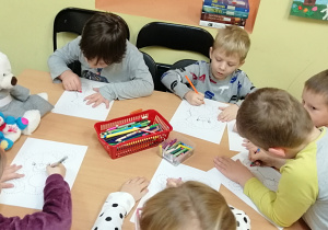 Dzieci kolorują sylwety misiów