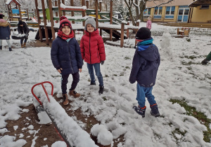 Chłopcy rozmawiają o otaczających ich śniegu
