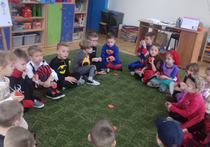 Dzieci biorą udział we wróżbie - Imię mojej sympatii