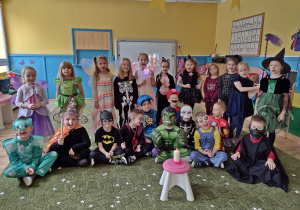 Dzieci pozują do grupowego zdjęcia