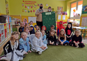 Zbiorowe zdjęcie z przedstawicielami Szkoły Podstawowej nr 2