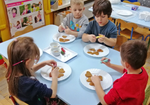 Dzieci uczą się korzystać z lukrowych pisaków