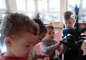 Dzieci ubierają choinkę