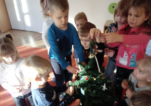 Dzieci ubierają choinkę