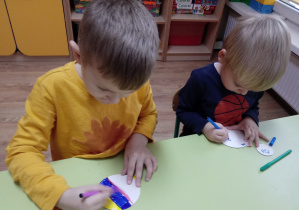 Dzieci wykonują kartę świąteczną