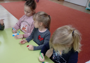 Dzieci wykonują kartę świąteczną